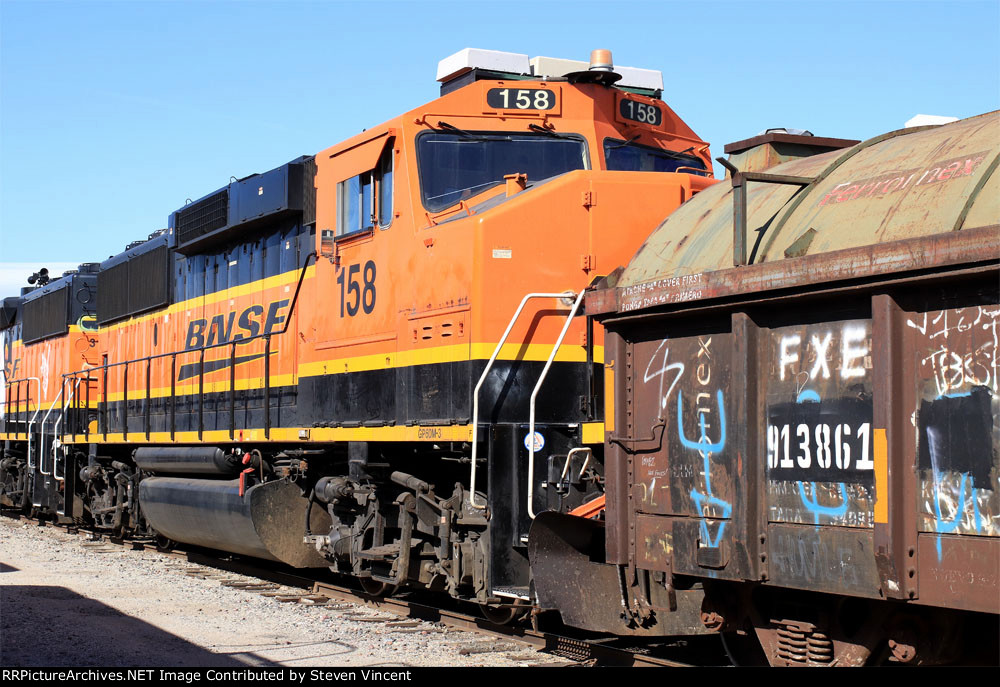 BNSF GP60M #158 now has "blockhead" antenna array